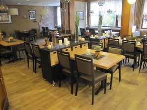 Se sirven desayunos, almuerzos y cocina local (con mesas al aire libre) 