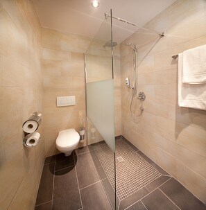 Douche, articles de toilette gratuits, sèche-cheveux