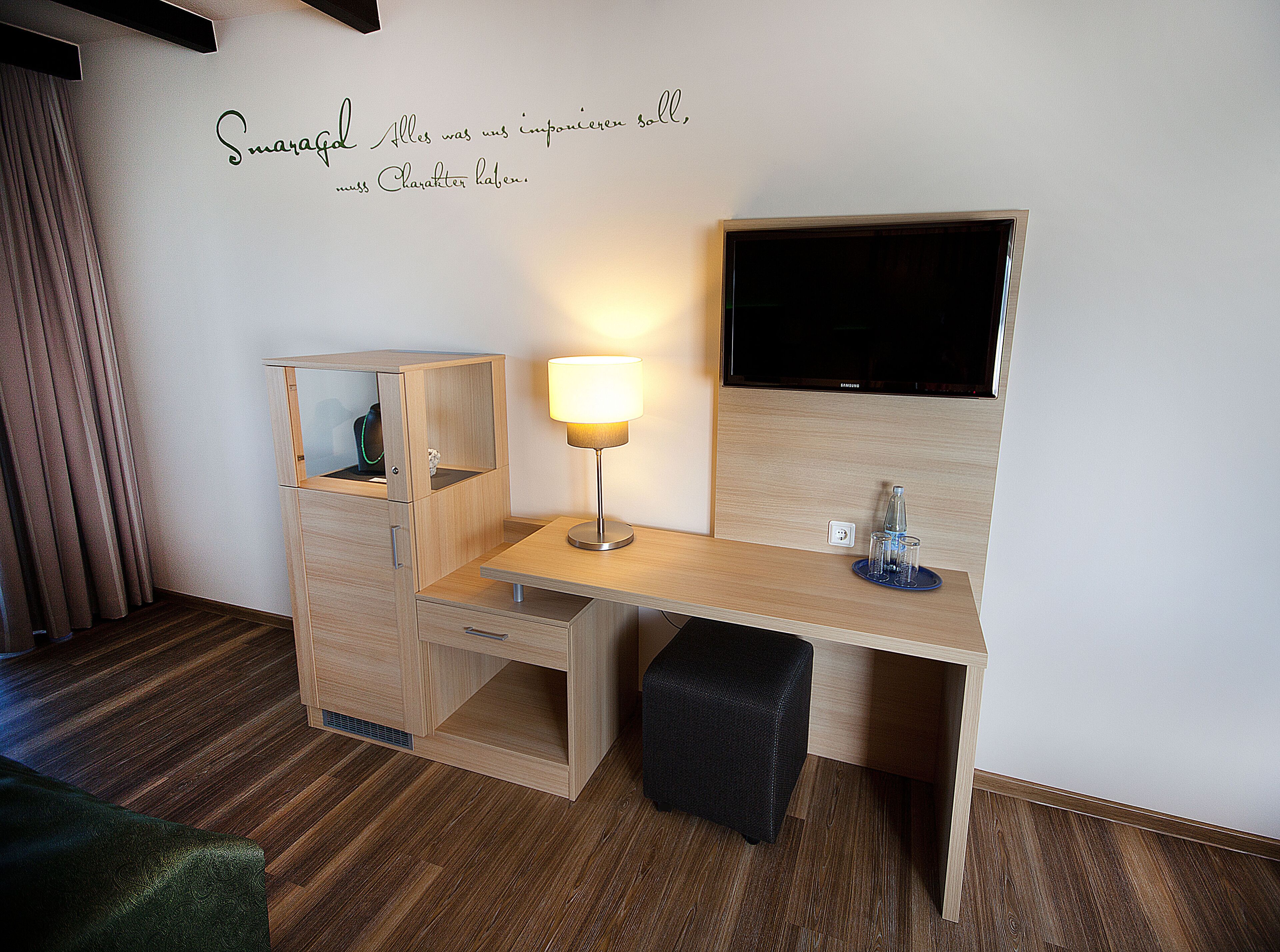 hypo-allergenic bedding, desk, free cots/infant beds, free wifi