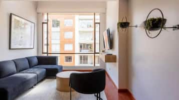 Ropa de cama de alta calidad y caja de seguridad en la habitación