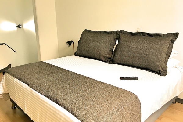 Duplex, 1 cama King | Roupas de cama premium, cofres nos quartos