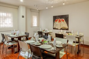 Daily buffet breakfast for a fee - Cora 96 Street Apartments (Bogotá)