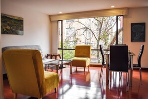 Duplex, 1 King Bed | Premium bedding, in-room safe, iron/ironing board