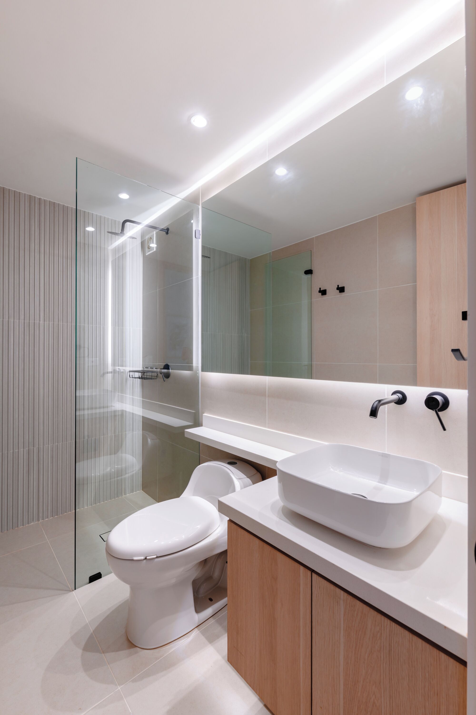 Appartement, 2 chambres | Salle de bain | Douche, articles de toilette gratuits, sèche-cheveux