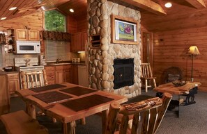 Hus - 3 sovrum - sjöutsikt | Matsal