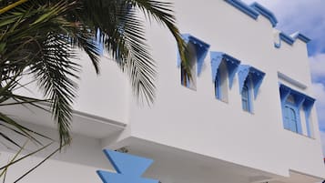 Vista frontal de la propiedad