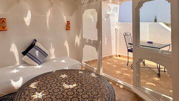 Suite Deluxe, vista al mar | Caja de seguridad en la habitación, escritorio y wifi gratis