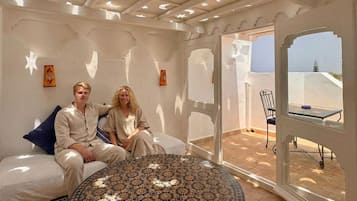 Deluxe Suite, Sea View | Living area