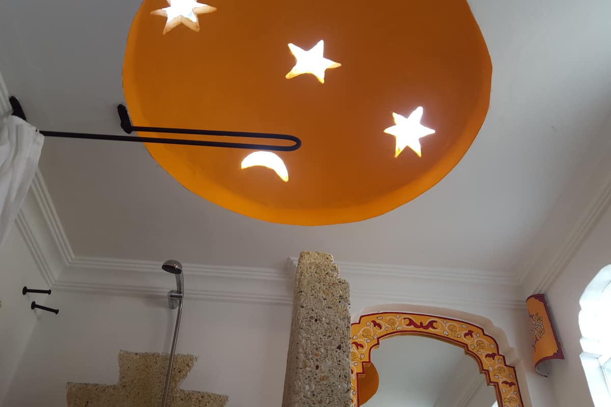 deluxe suite, sea view | bathroom | shower, free toiletries, hair dryer