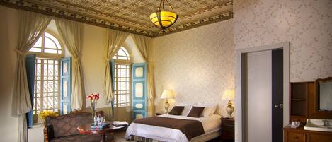 Minibar, wifi gratis y ropa de cama