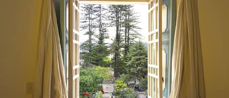 Minibar, free WiFi, bed sheets