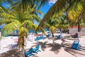 On the beach, sun loungers, beach umbrellas, beach towels - Cozumel Hotel & Resort - All Inclusive (Cozumel)