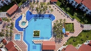 Alberca al aire libre y camas balinesas (con cargo)