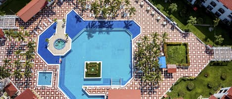 Piscine extérieure, cabanas (supplément), parasols