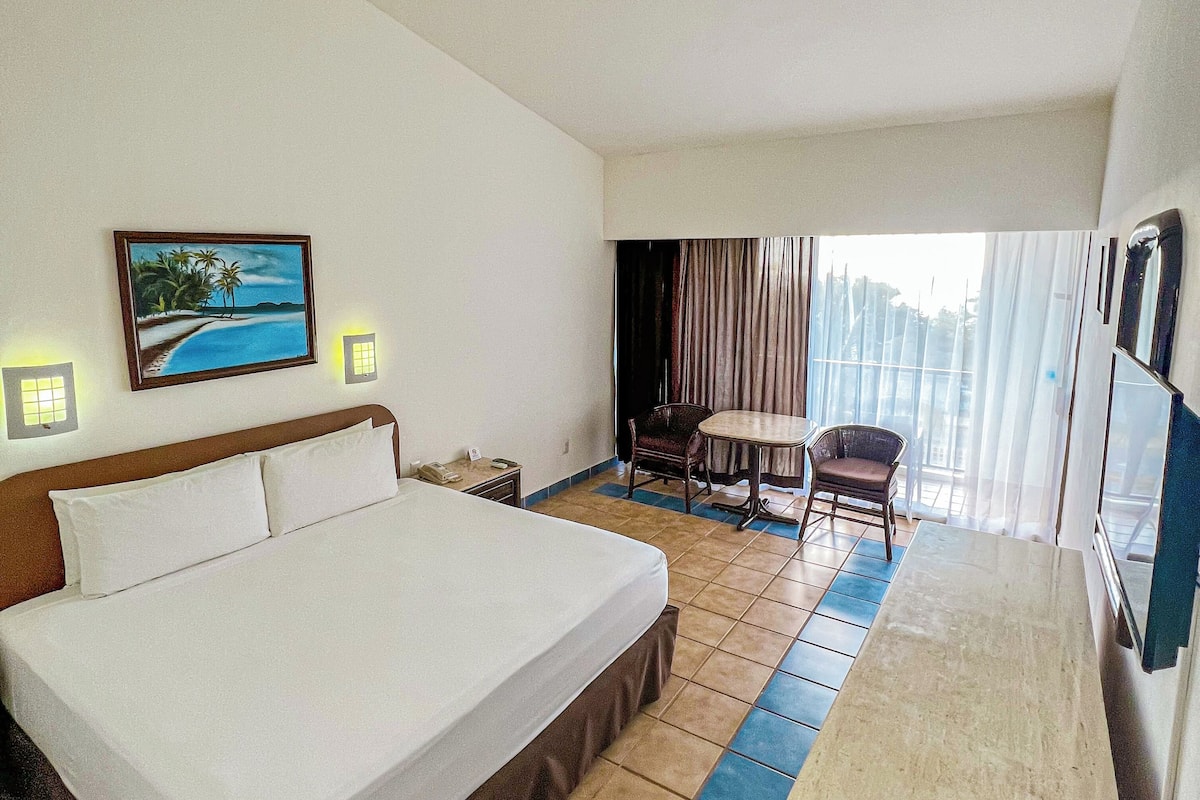 Standard Room, 1 King Bed | In-room safe, desk, iron/ironing board, bed sheets