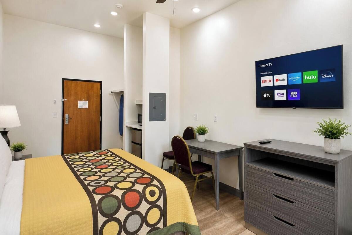 高級寢具、Tempur-Pedic 床墊、書桌、筆電工作空間