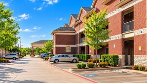 Unclassified image, 2 of 79, button - Texas Bungalows Hotel & Hotel Que at Lakeline Austin Cedar Park (Cedar Park)