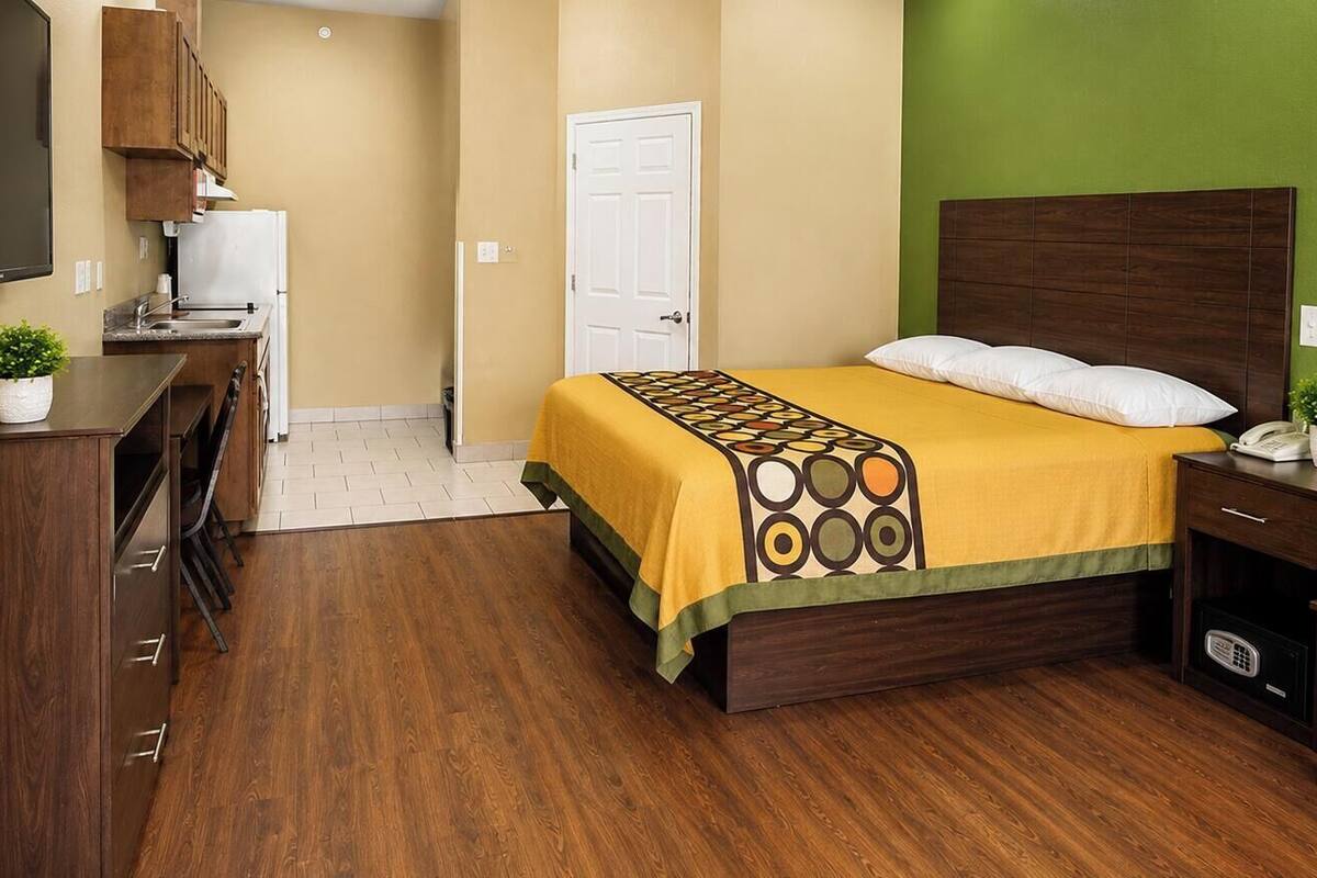 Deluxe Single Room, 1 King Bed, Non Smoking, Kitchenette | Premium bedding, Tempur-Pedic beds, desk, laptop workspace