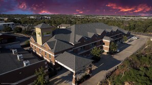 Exterior detail - Texas Bungalows Hotel & Hotel Que at Lakeline Austin Cedar Park (Cedar Park)