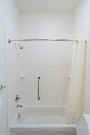 Combined shower/bathtub, eco-friendly toiletries, hair dryer, towels - Texas Bungalows Hotel & Hotel Que at Lakeline Austin Cedar Park (Cedar Park)