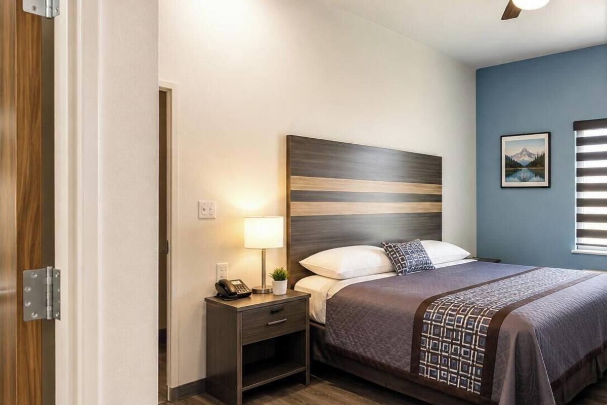 Economy Single Room, 1 King Bed, Non Smoking, Refrigerator & Microwave | Premium bedding, Tempur-Pedic beds, desk, laptop workspace