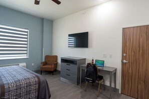 Economy-Einzelzimmer, 1 King-Bett, Nichtraucher, Kühlschrank und Mikrowelle | Hochwertige Bettwaren, Tempur-Pedic-Betten, individuell eingerichtet