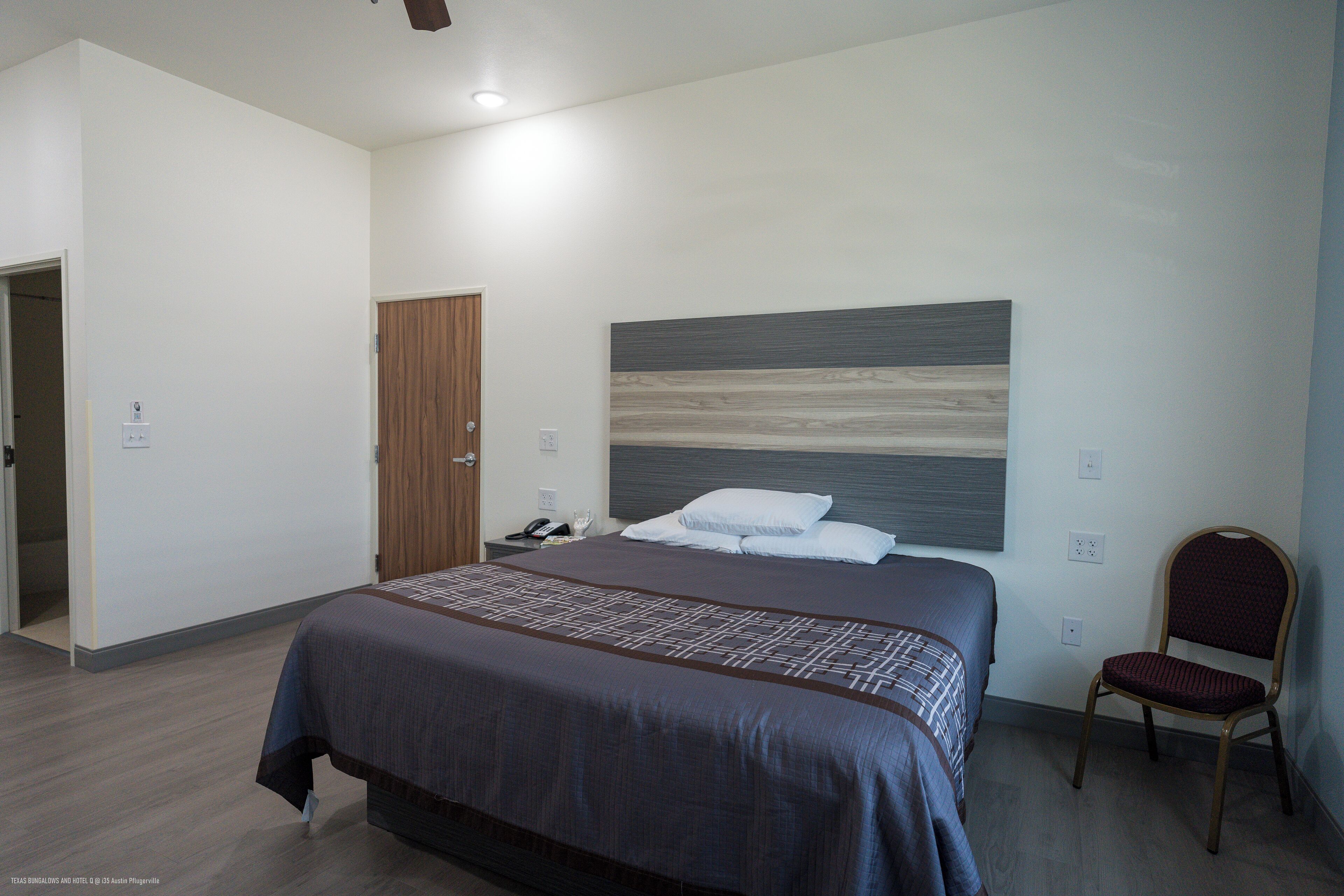 經濟單人房, 1 張特大雙人床, 非吸煙房, 冰箱和微波爐 | 高級寢具、Tempur-Pedic 床墊、布置獨特、書桌