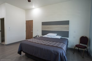 Chambre simple économique, 1 trÚs grand lit, non-fumeur, réfrigérateur et four à micro-ondes | Literie de qualité, lit avec matelas Tempur-Pedic, ameublement unique