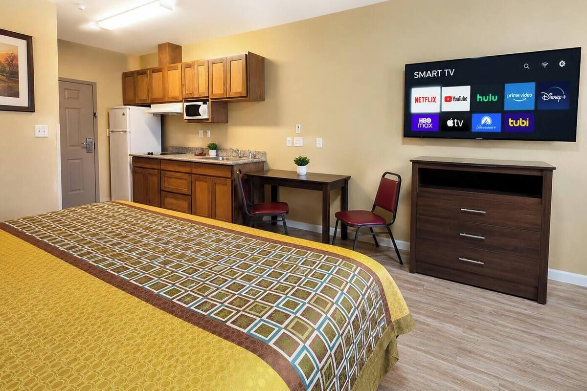 Deluxe Suite, 1 King Bed, Non Smoking, Kitchenette | Premium bedding, Tempur-Pedic beds, desk, laptop workspace