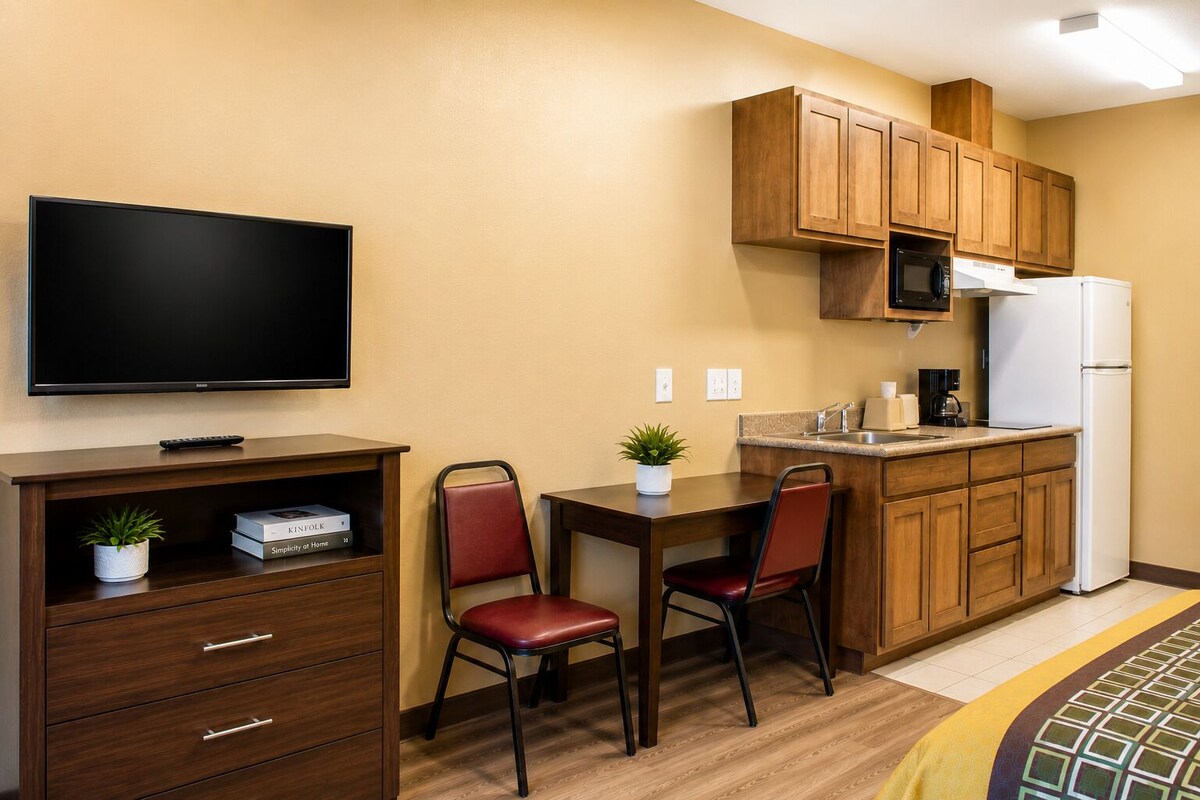 Deluxe Single Room, 1 King Bed, Non Smoking, Kitchenette | Premium bedding, Tempur-Pedic beds, desk, laptop workspace