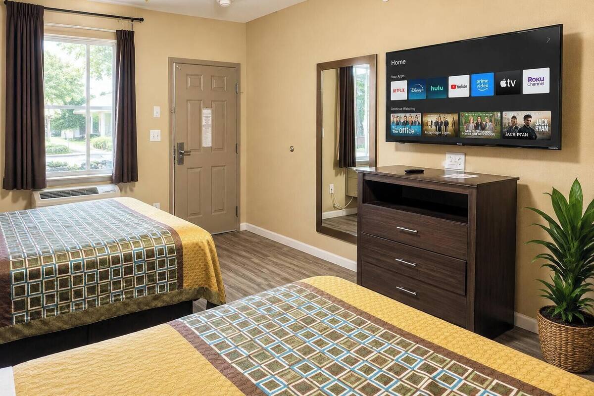 Comfort Double Room, 2 Queen Beds, Non Smoking, Air conditioning | Living area | 43-inch Smart TV with digital channels