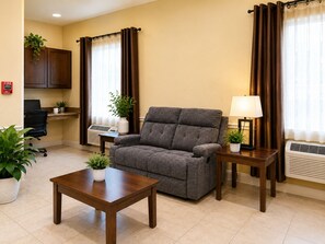 Lobby sitting area - Texas Bungalows Hotel & Hotel Que at Lakeline Austin Cedar Park (Cedar Park)