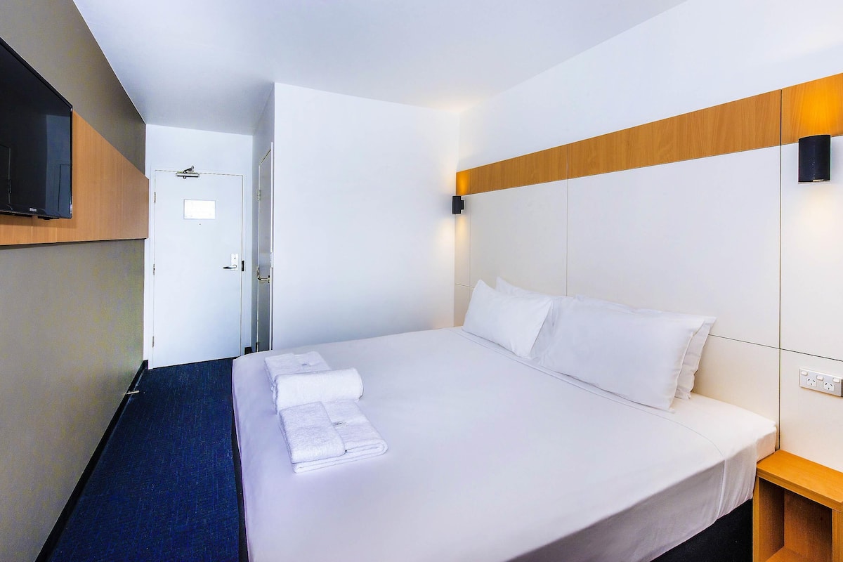 Desk, laptop workspace, free WiFi, bed sheets