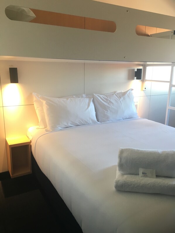 Standard Room, Multiple Beds | Desk, laptop workspace, free WiFi, bed sheets - ibis budget Casula Liverpool (Casula)