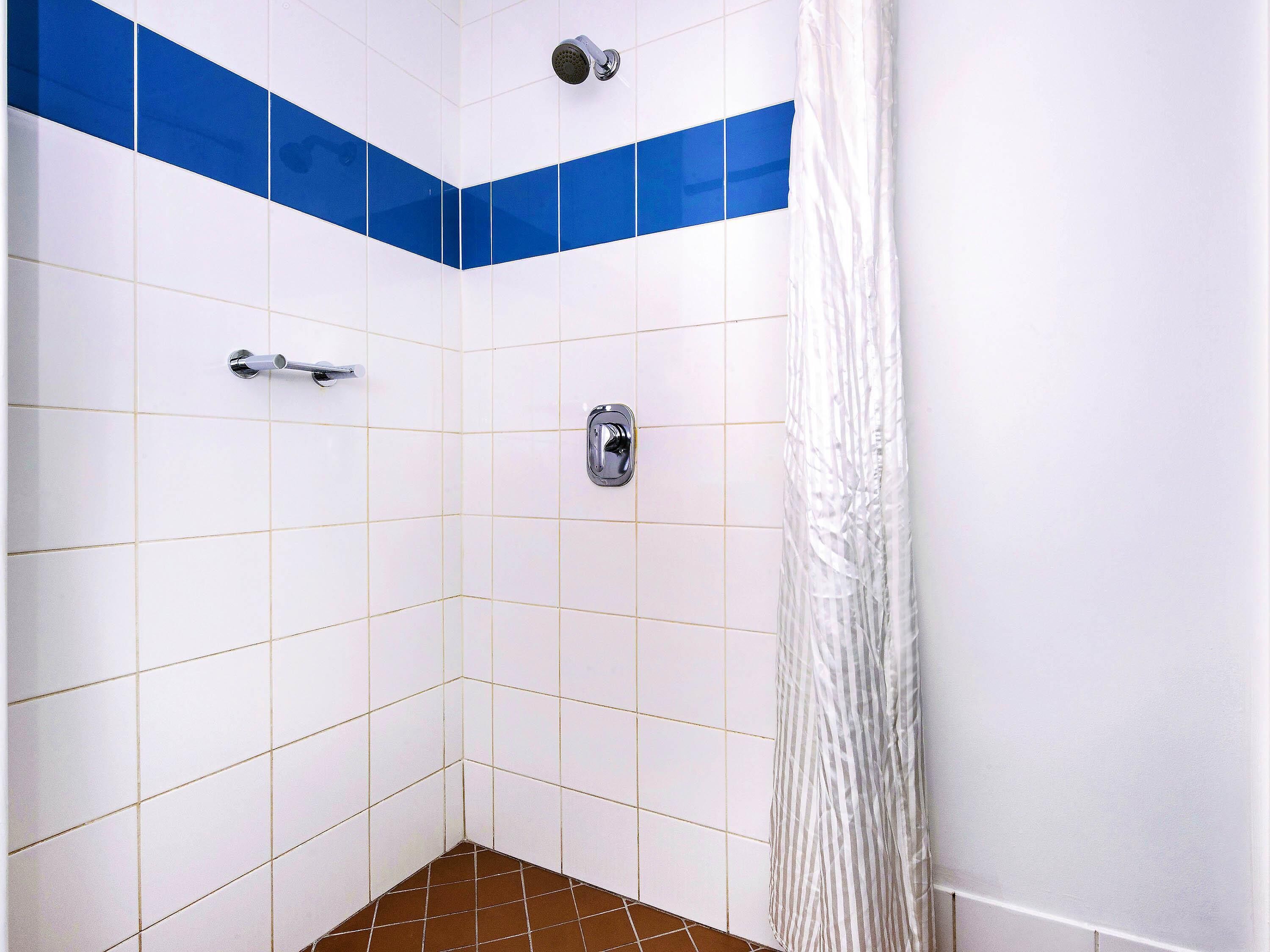 办公桌、笔记本电脑工作区、免费 WiFi、床单