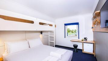 Quarto standard, várias camas | Escrivaninha, espaço de trabalho para notebook, Wi-Fi de cortesia