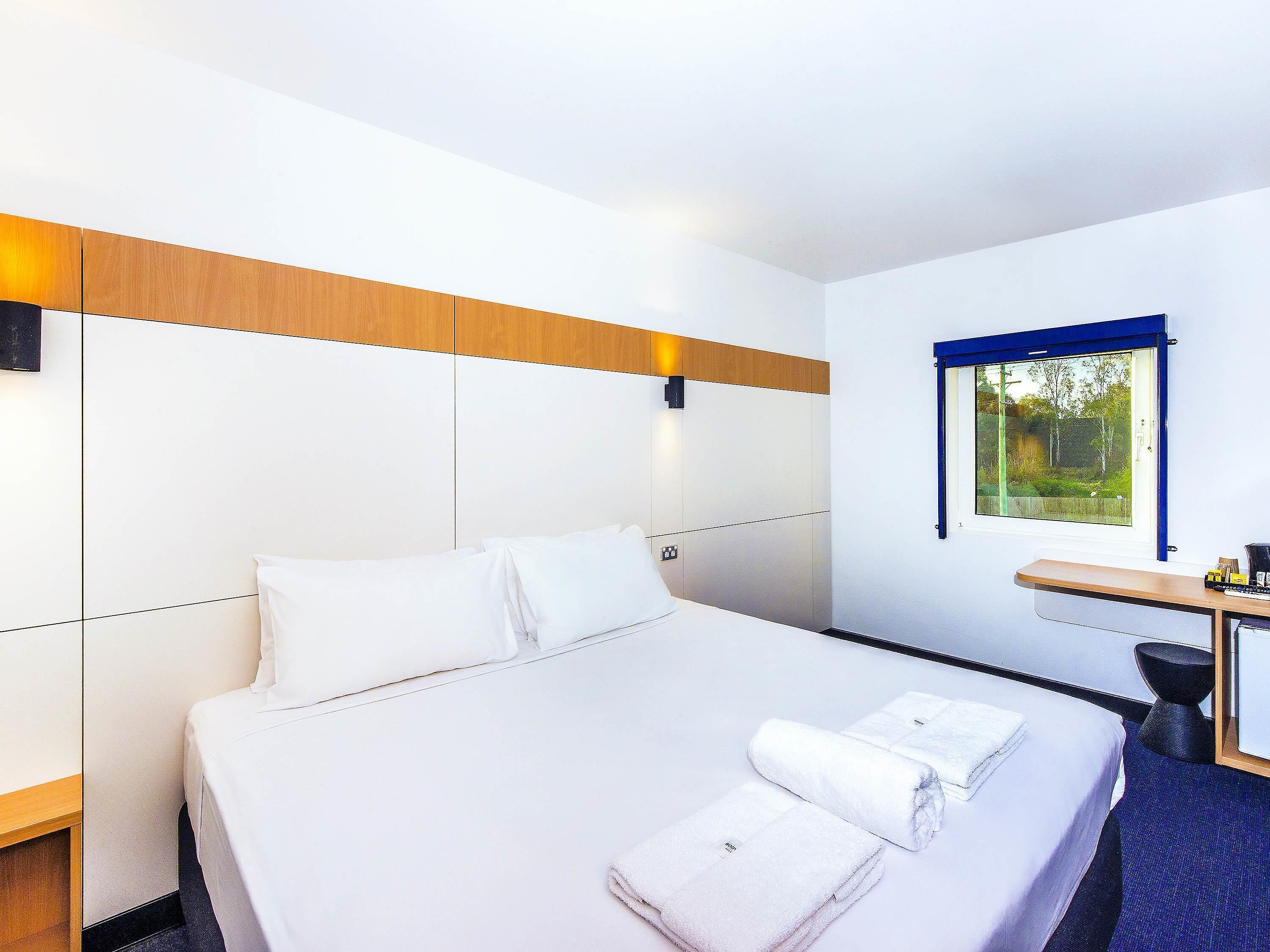 Standard Room, 1 King Bed | Desk, laptop workspace, free WiFi, bed sheets