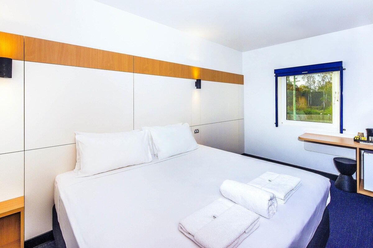 Standard Room, 1 King Bed | Desk, laptop workspace, WiFi (free), bed sheets