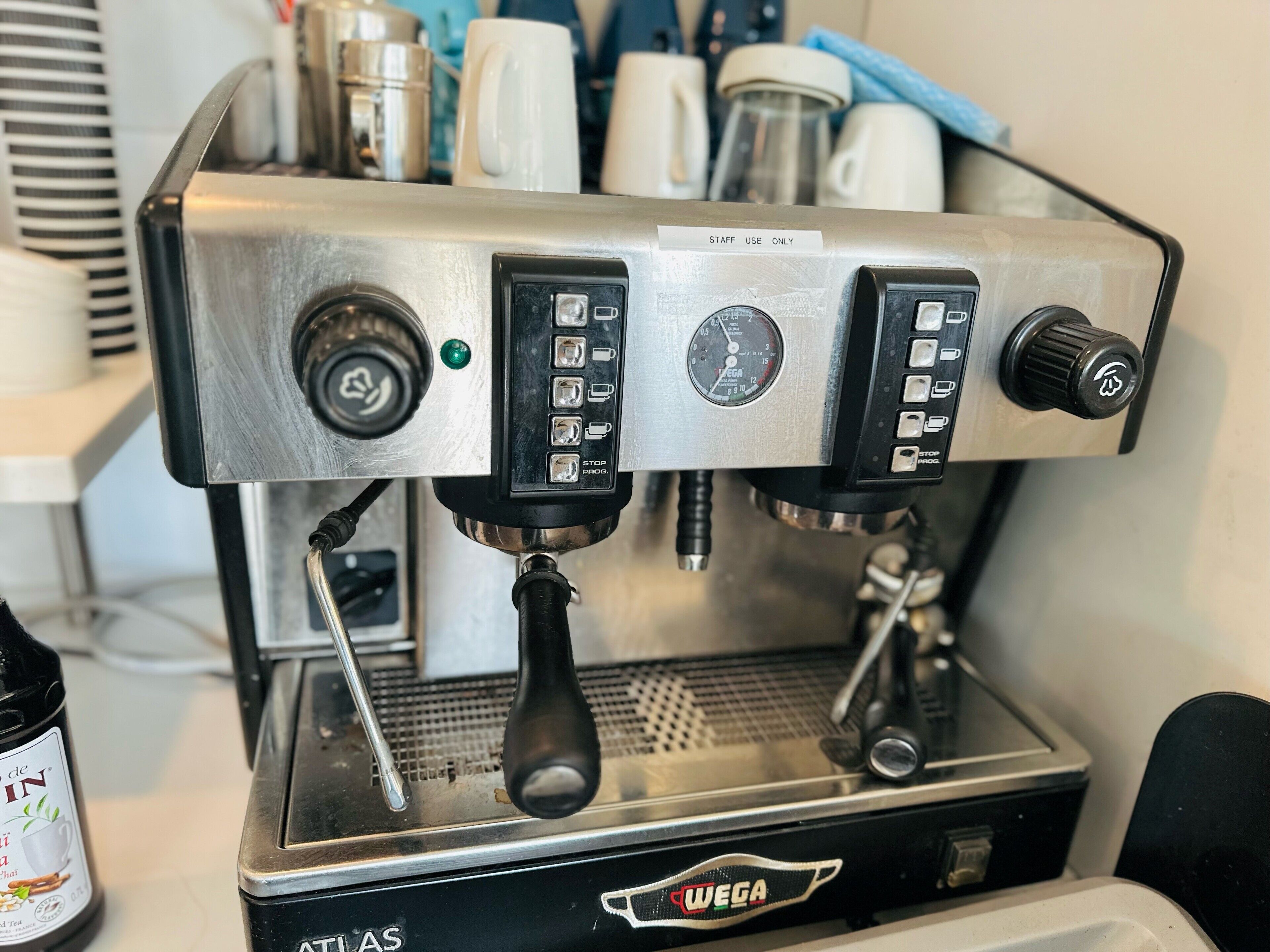 Une machine à café dotée d’un écran numérique et de plusieurs boutons de commande.