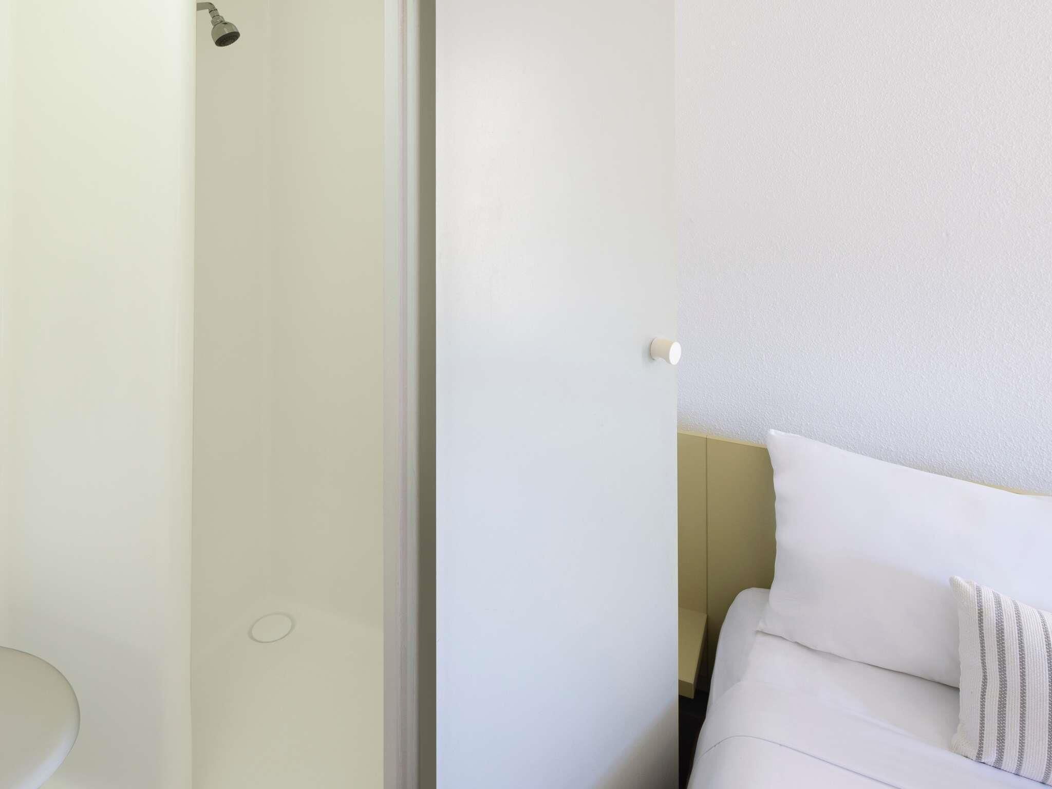 Habitació estàndard, 1 llit de matrimoni gran | Escriptori, espai de treball apte per a portàtils i wifi gratuïta 