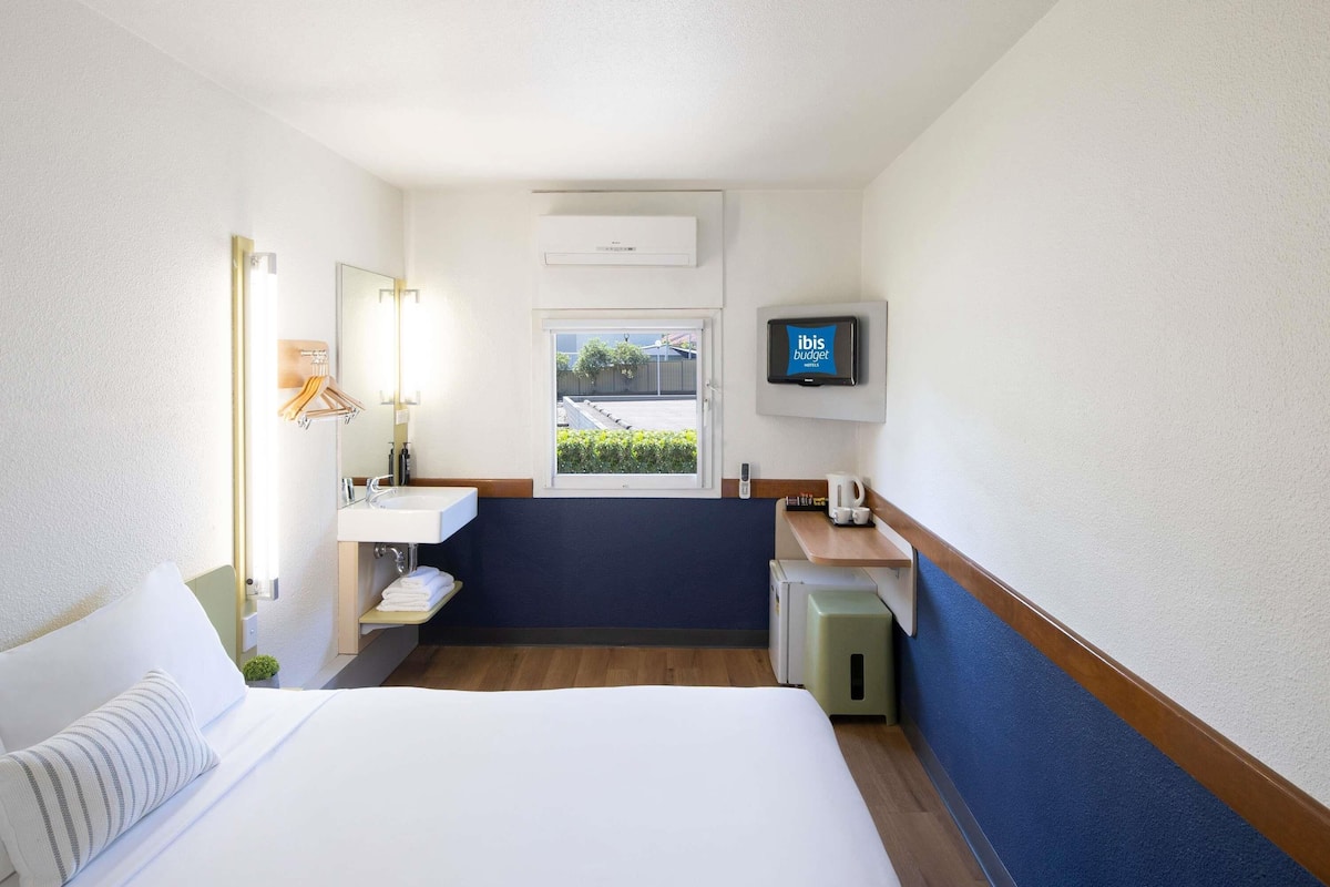 Desk, laptop workspace, WiFi (free), bed sheets