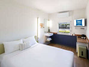 办公桌、笔记本电脑工作区、免费 WiFi、床单