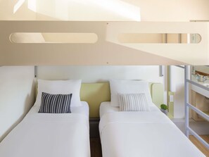 Quarto standard, 3 camas de solteiro | Escrivaninha, espaço de trabalho para notebook, Wi-Fi de cortesia