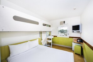 Escritorio, espacio para trabajar con laptop y wifi gratis 