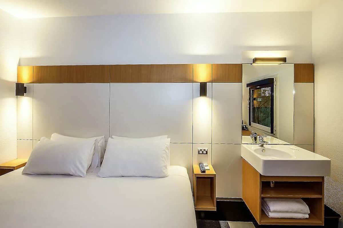 Chambre Standard, 1 grand lit | Accès au Wi-Fi (inclus), literie fournie