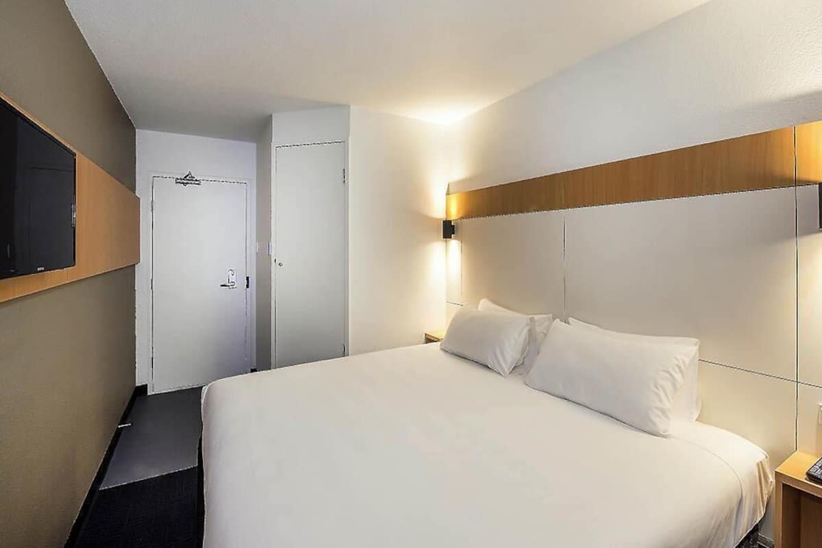 Chambre Standard, 1 très grand lit | Accès au Wi-Fi (inclus), literie fournie