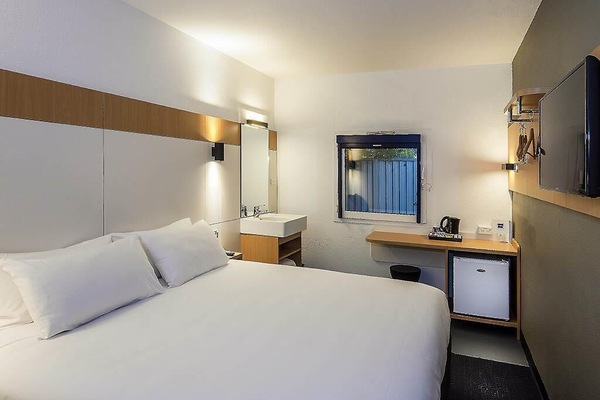 WiFi (free), bed sheets