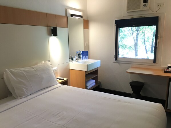 Free WiFi, bed sheets