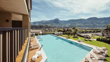 2 piscines couvertes, piscine extérieure, parasols de plage