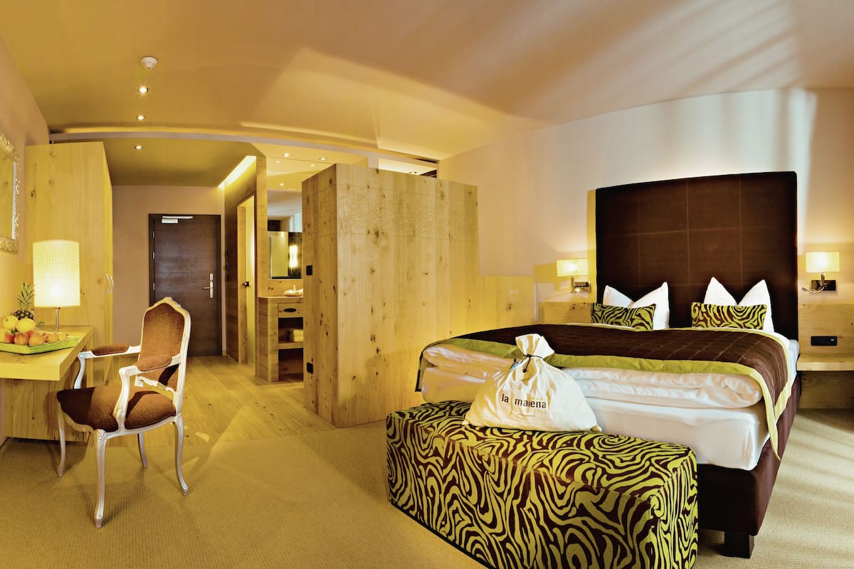 Standard Double Room | Minibar, in-room safe, desk, soundproofing